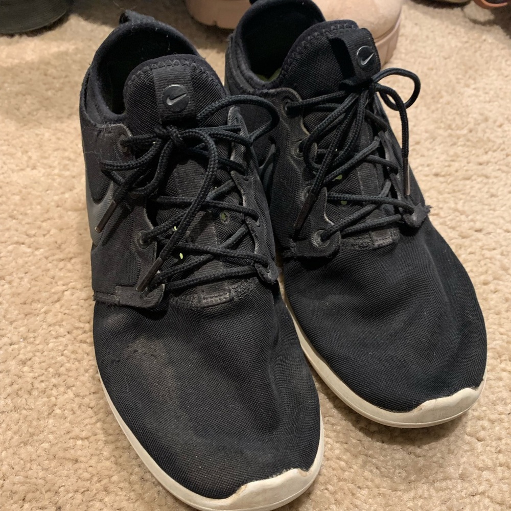 Black Nike Roshe Run